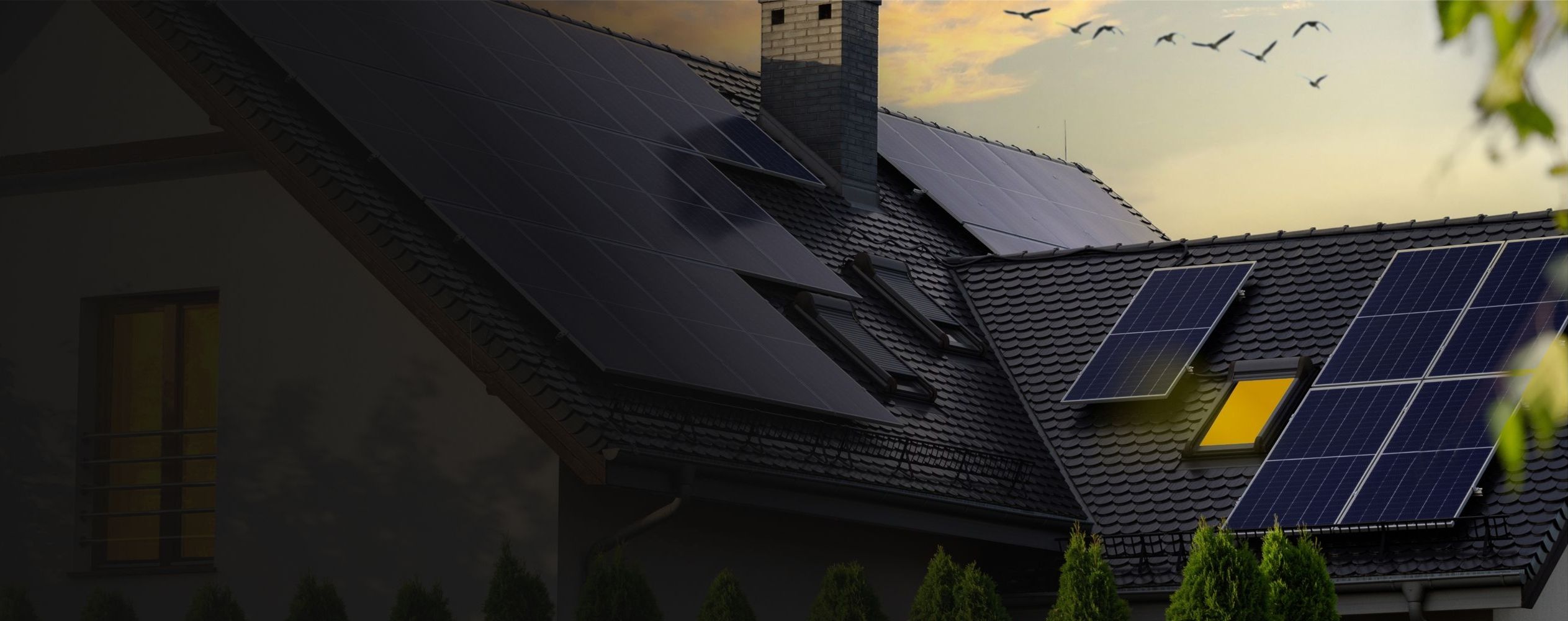Einfamilienhaus mit moderner Photovoltaikanlage auf dem Dach bei Sonnenuntergang, Elektrotechnik Meisterbetrieb in Rattersdorf